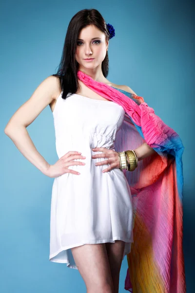 Mooie zomer vrouw met kleurrijke sjaal — Stockfoto