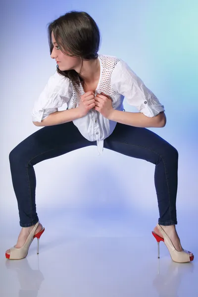 Mulher de corpo inteiro em roupas casuais postura relaxada — Fotografia de Stock