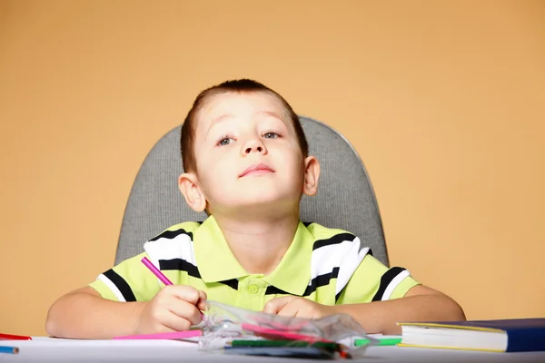 Jovem menino bonito desenha com lápis de cor — Fotografia de Stock