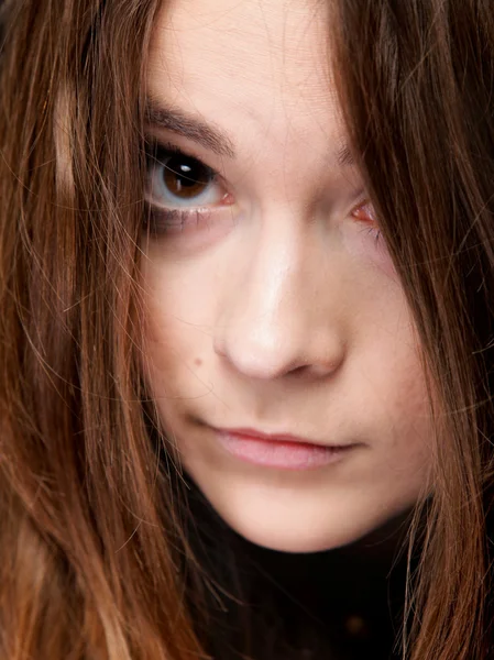 Closeup mulher cobre o rosto por longos cabelos castanhos — Fotografia de Stock