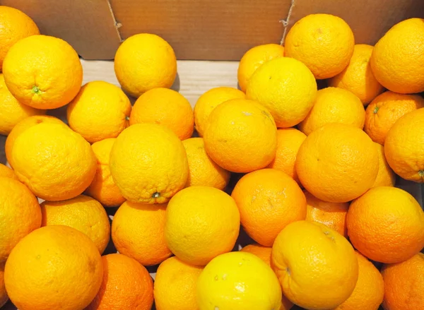 Citrusové plody oranžové v supermarketu box — Stock fotografie