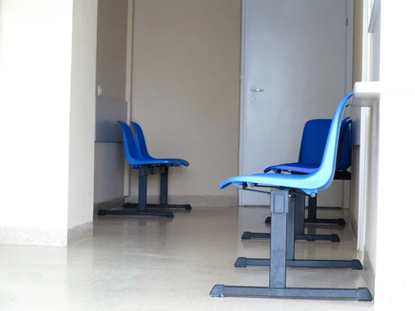 Tabourets bleus dans la salle d'attente — Photo