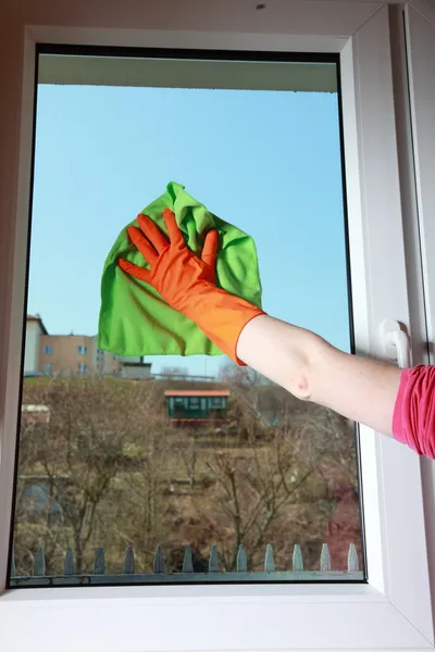 Behandskade hand rengöring fönster med trasa — Stockfoto