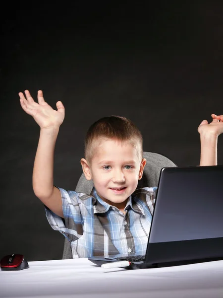 Triumphing child with a laptop computer — Stock Photo, Image