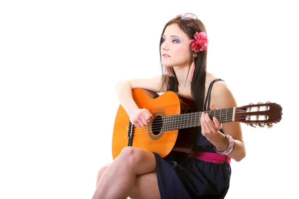 Летняя девушка с гитарой на белом фоне — стоковое фото