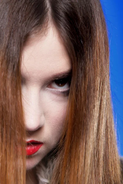 Mujer brillante pelo largo y liso y maquillaje —  Fotos de Stock