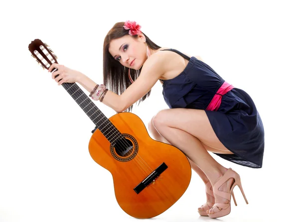 Chica de verano con guitarra sobre fondo blanco — Foto de Stock