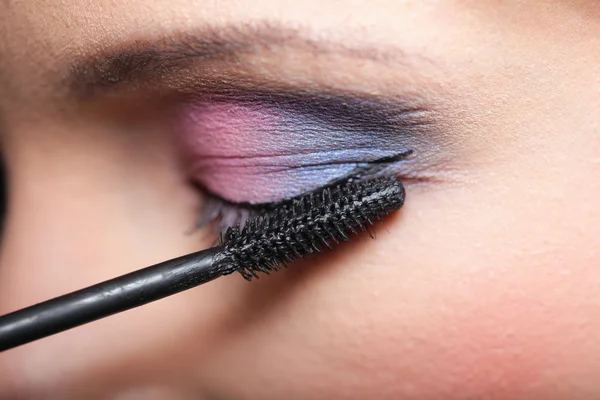 Makeup. tillämpa mascara. långa ögonfransar — Stockfoto