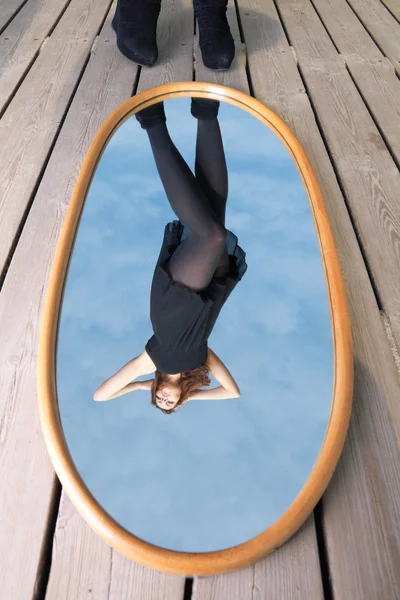 Mujer pensativa con su reflejo en el espejo —  Fotos de Stock