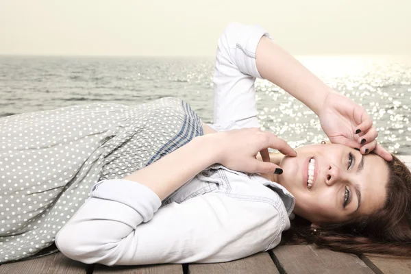 Genç kadın dinlendirici iskelede — Stok fotoğraf