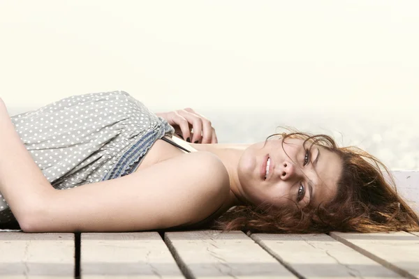 Jovem mulher está relaxando no cais — Fotografia de Stock