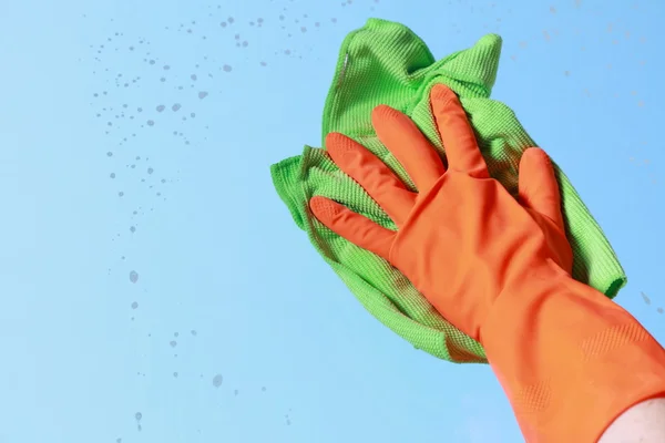 Behandskade hand rengöring fönster med trasa — Stockfoto