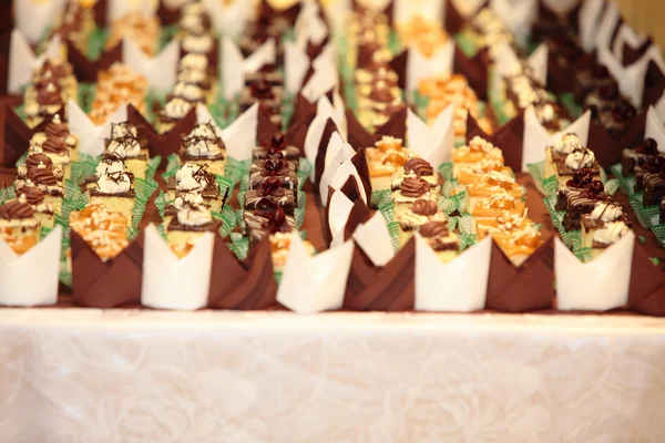 Variétés de gâteaux desserts bonbons de restauration — Photo