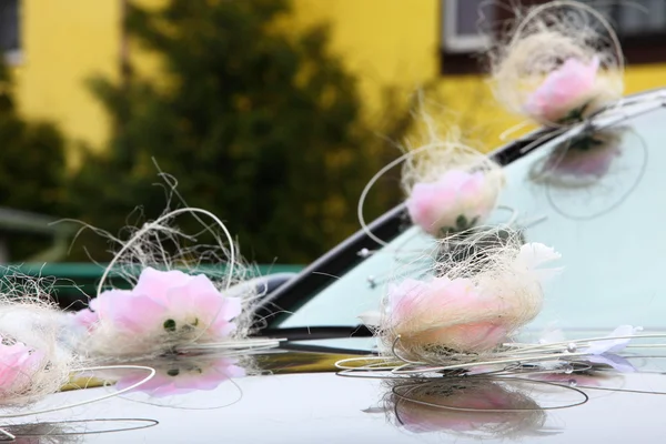 Wedding car decorated with flowers — Stock Photo, Image