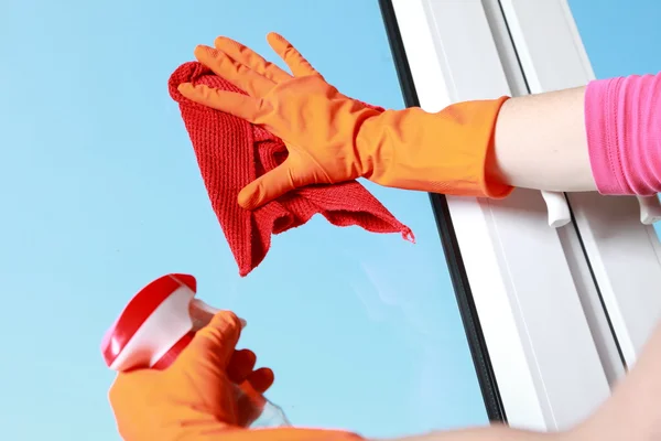 清洁窗口抹布和喷着手套的手 — 图库照片
