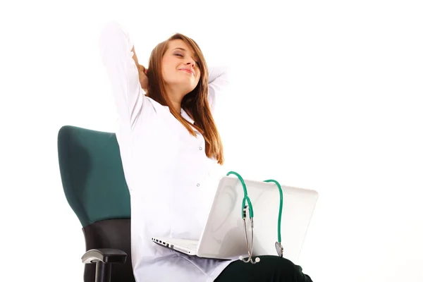 Kobieta lekarz pracuje na jej laptopie na białym tle — Zdjęcie stockowe