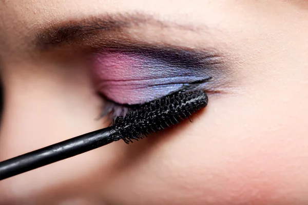 Makeup. tillämpa mascara. långa ögonfransar — Stockfoto