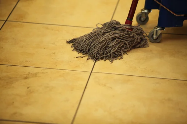 Cleaning the floor with a mop — Stock Photo, Image