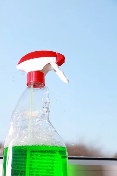 Láhev s rozprašovačem pro čištění oken — Stock fotografie