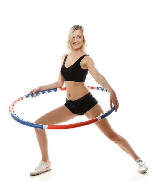 Giovane donna fitness con hula hoop isolato — Foto Stock