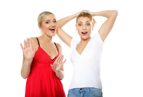 Duas mulheres sexy bonitas em roupas de verão . — Fotografia de Stock