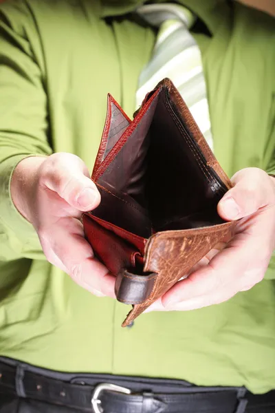 Пустой бумажник в руках мужчин - бедная экономика — стоковое фото