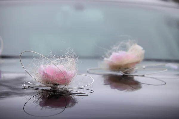 用鲜花装饰的婚车 — 图库照片