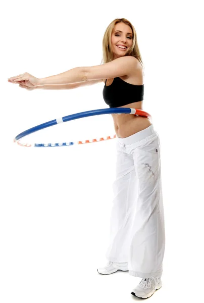 Junge Fitness-Frau mit Hula-Hoop-Reifen isoliert — Stockfoto