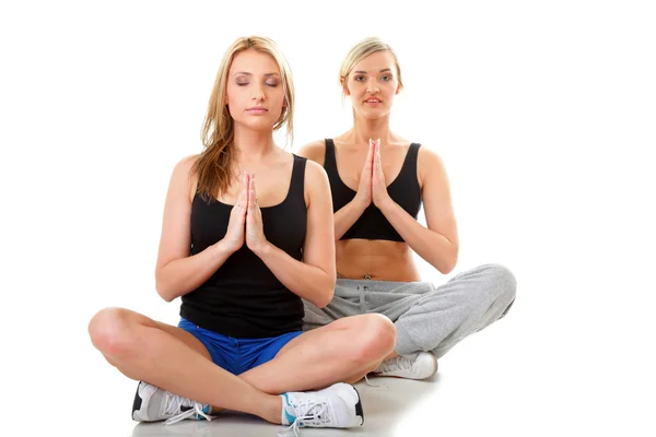 Twee vrouwen doen fitness oefening geïsoleerd — Stockfoto