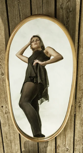 Promyšlené žena s svůj odraz v zrcadle — Stock fotografie