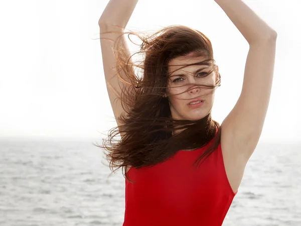 Junge Frau auf der Seebrücke Wind im Haar — Stockfoto