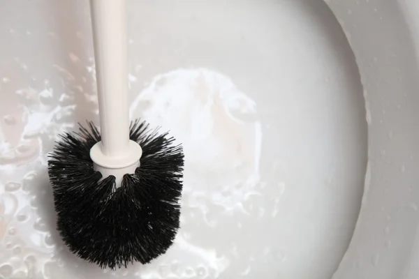 Limpiar un inodoro con cepillo — Foto de Stock