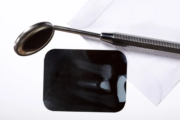 Zahnröntgenfilm-Detail und zahnärztliches Instrument — Stockfoto