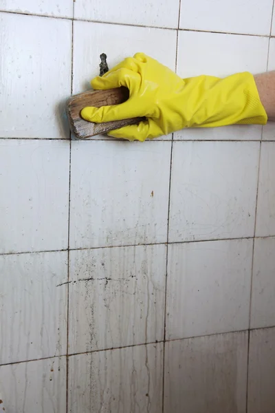 Rengöring av smutsiga gamla kakel i badrum — Stockfoto