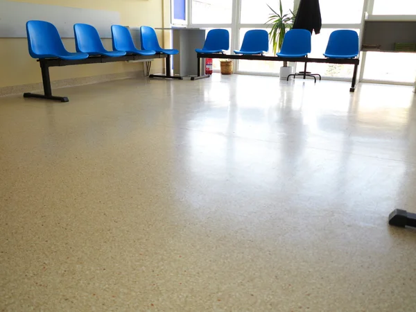 Tabourets bleus dans la salle d'attente — Photo