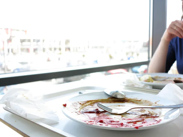 Assiette vide sale après le dîner . — Photo