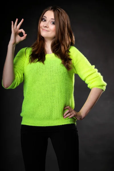 Happy smiling woman showing ok sign — Stock Photo, Image