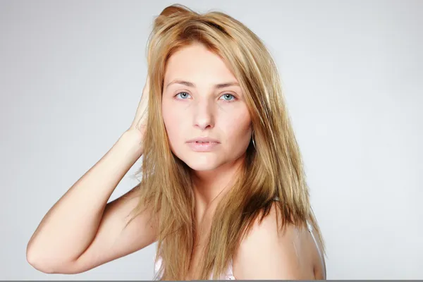 Aantrekkelijke blonde vrouw met geen make-up — Stockfoto