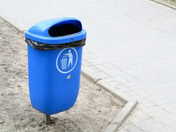 Lixo azul pastic bin ou lata na rua — Fotografia de Stock