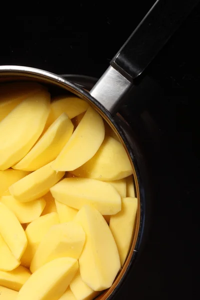 Rauwe geschilde aardappelen in pan — Stockfoto