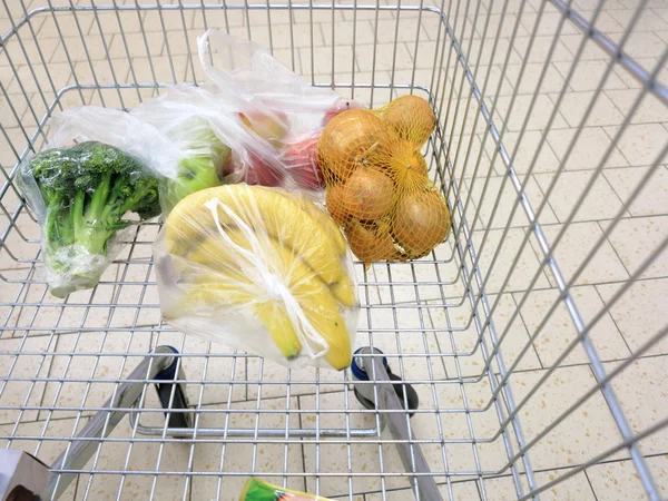 Carrito de compras con comestibles en el supermercado — Foto de Stock