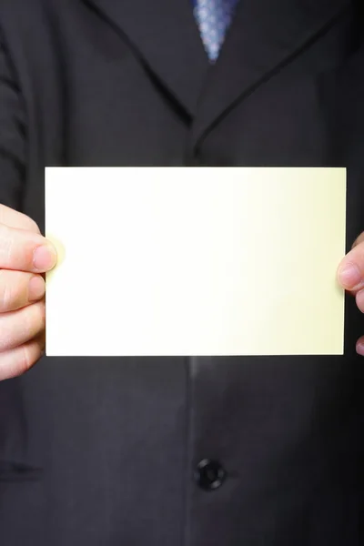 Закрытие визитной карточки в мужской руке — стоковое фото