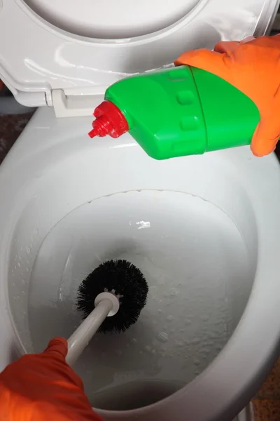 Rukavice ruční čištění záchodové mísy pomocí kartáče — Stock fotografie