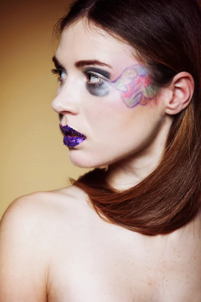 Portrait de jeune belle femme créative maquillage — Photo