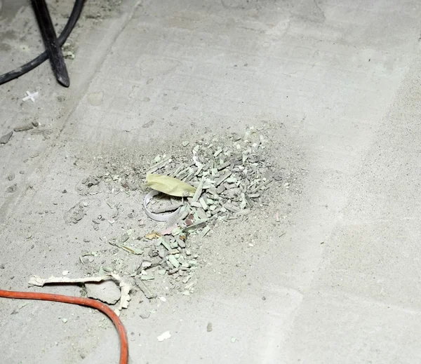 Špína, prasklá betonová podlaha ve staveniště — Stock fotografie