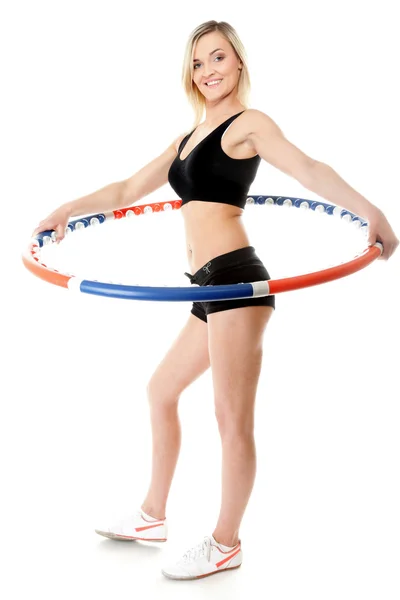 Jovem mulher fitness com hula hoop isolado — Fotografia de Stock