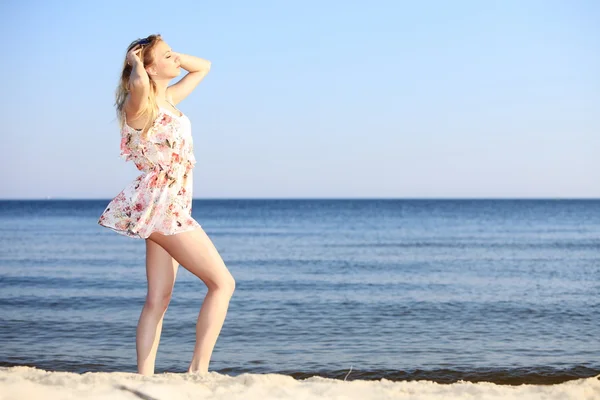 Mujer en vestido de verano en la playa — Foto de Stock