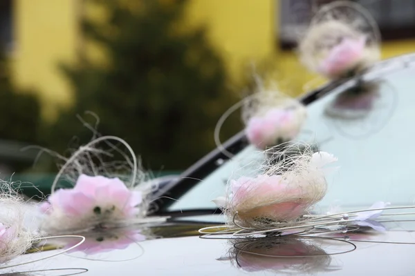 Wedding car decorated with flowers — Stock Photo, Image