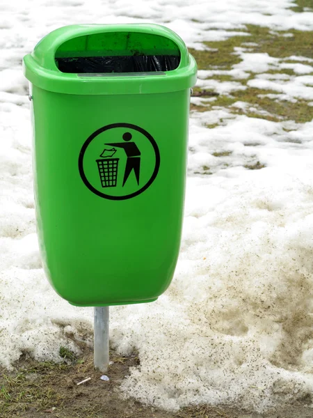 Зеленый мусорный контейнер или банка на улице — стоковое фото