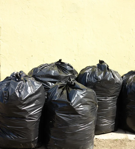 Montón de bolsas de basura negro completo —  Fotos de Stock